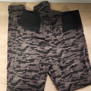 Vera Wang camo jeggings